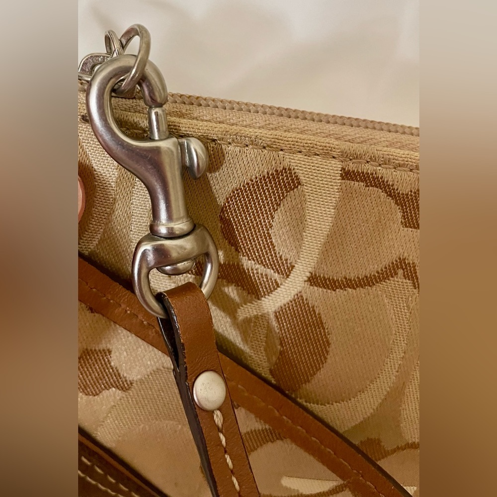 **Sold** Coach Hamptons Optic Signature Capacity Wristlet - Picture 6 of 7